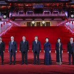 华商头条|习近平和彭丽媛为出席中国－中亚峰会的中亚国家元首夫妇举行欢迎仪式和欢迎宴会并共同观看演出