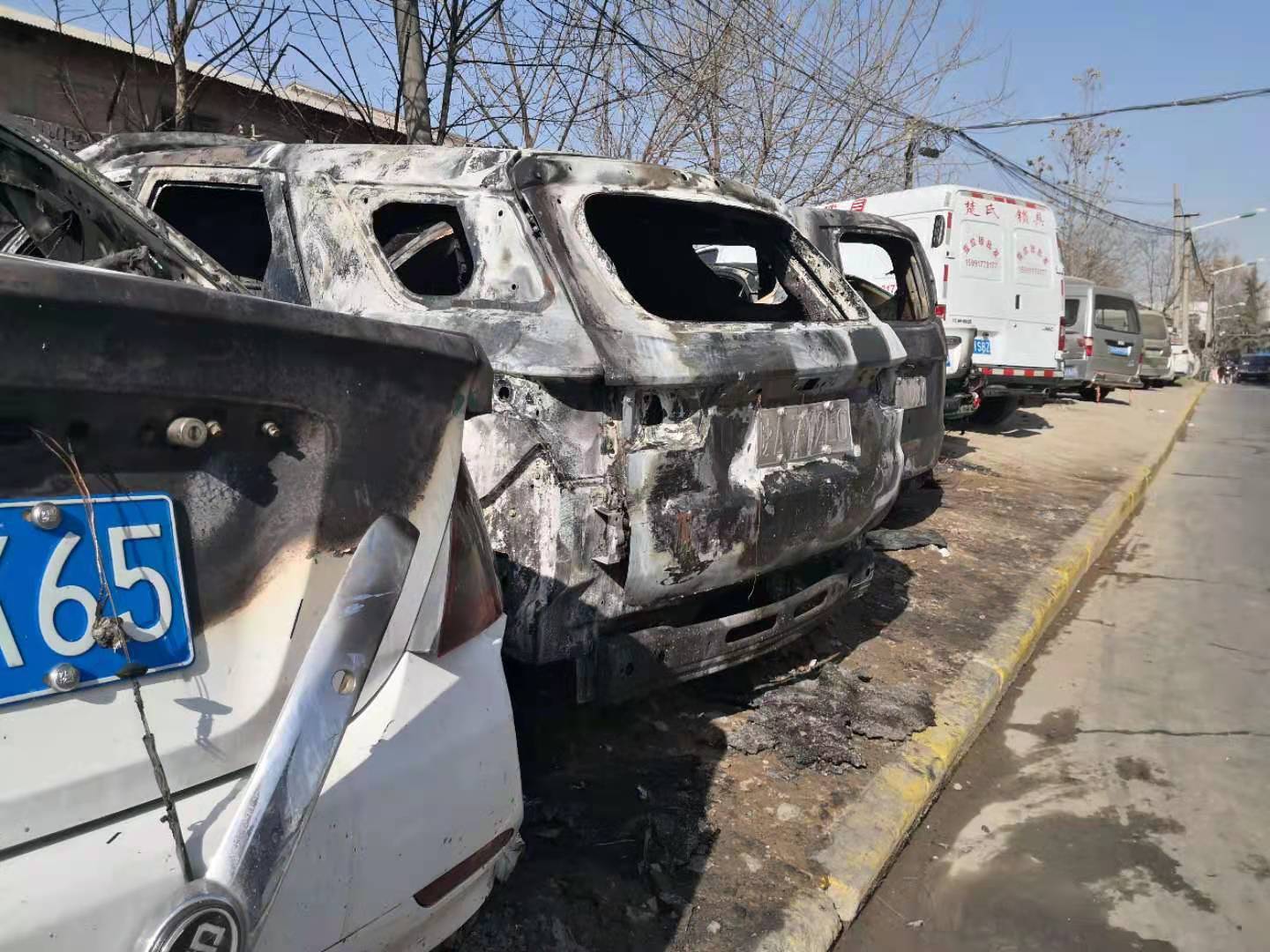 西安小寨村内4轿车一夜间被烧毁 疑为其中一车车衣起火导致